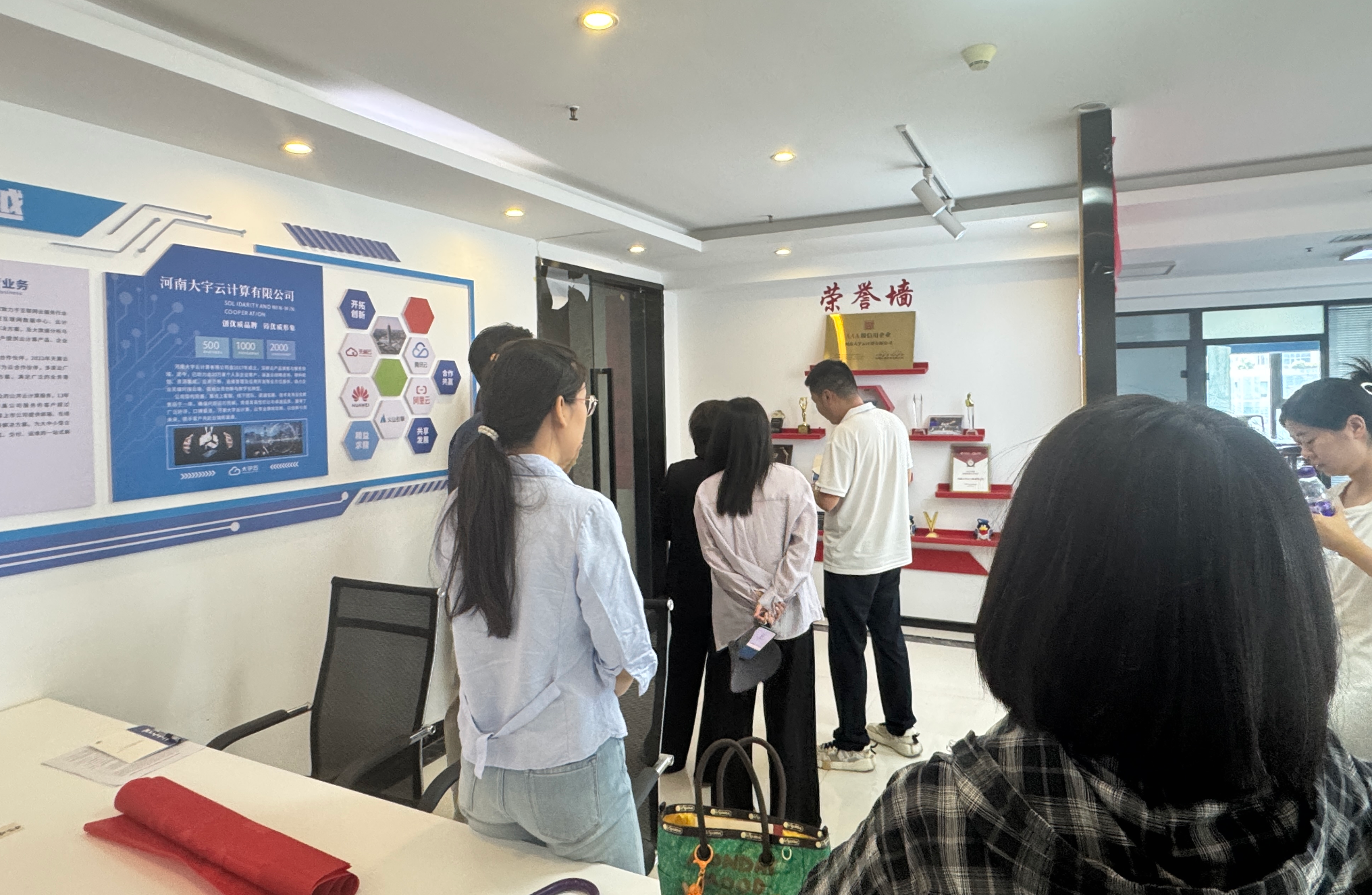 近日，河南轻工职业学院人工智能学院副院长兼负责人张亚利率队，携学院副书记罗红军、教学秘书井仁仁、团总支书记王换及一线骨干教师共11人，莅临河南大宇云计算有限公司（以下简称