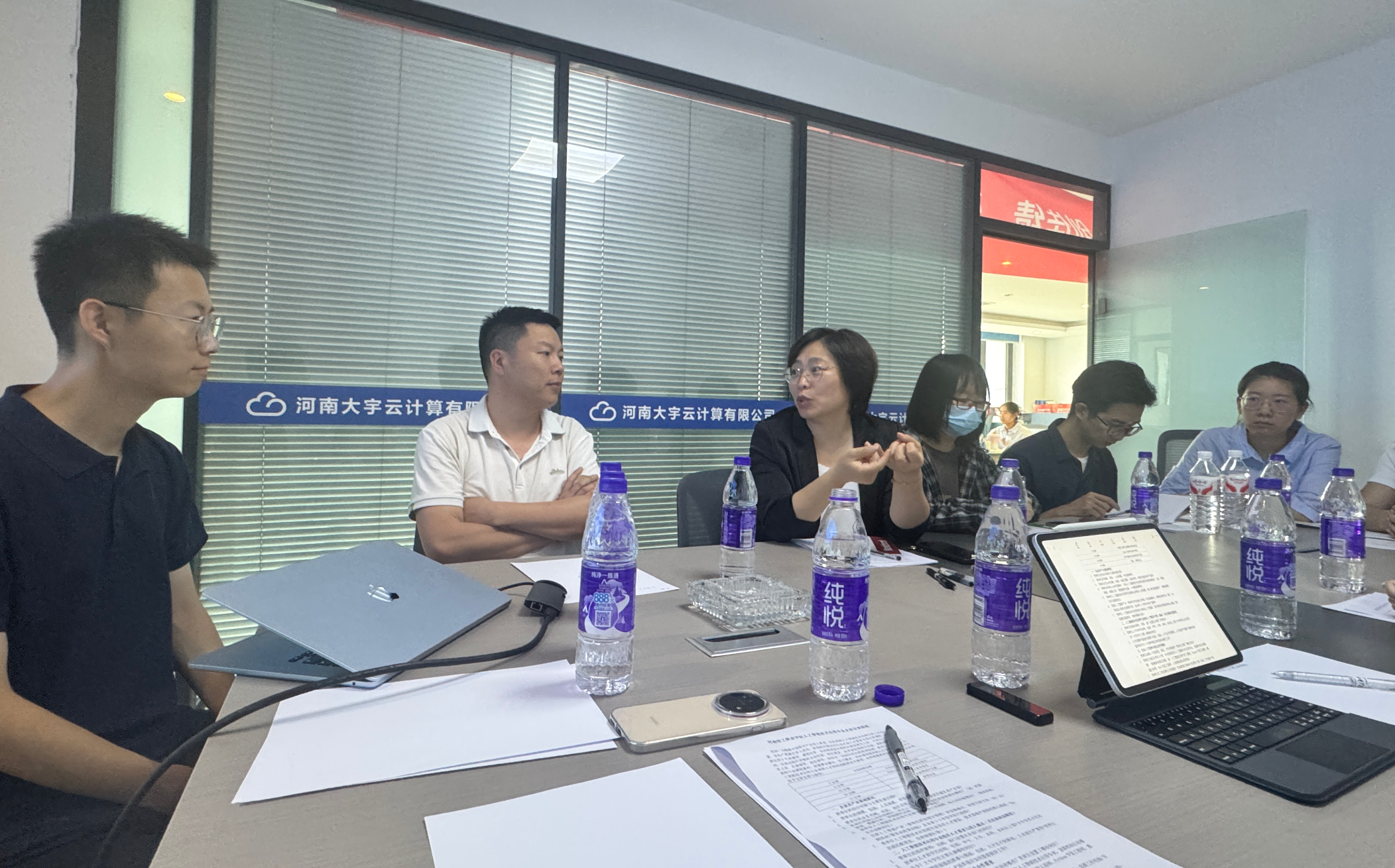 近日,河南轻工职业学院人工智能学院副院长兼负责人张亚利率队,携学院副书记罗红军、教学秘书井仁仁、团总支书记王换及一线骨干教师共11人,莅临河南大宇云计算有限公司(以下简称