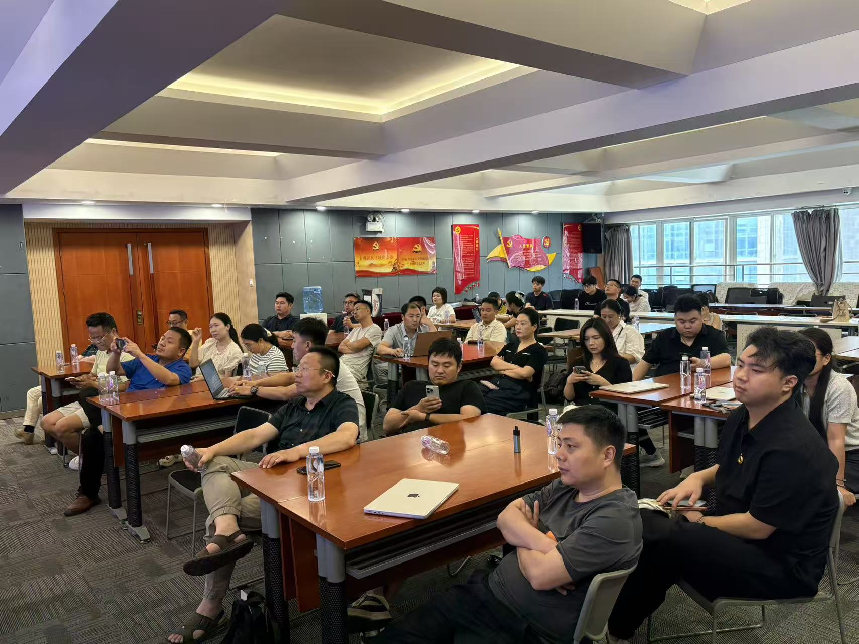 AI 赋能・增长破局 腾讯云 WorkBuddy AI 智能体企业沙龙分享会落地郑州